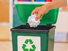 Je jette mes déchets à la poubelle.